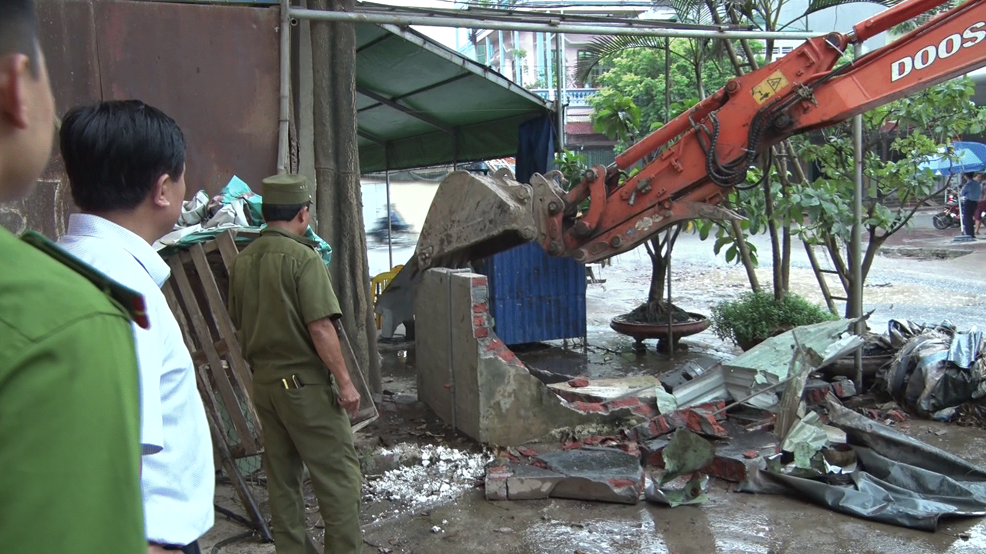   Thị trấn Yên Mỹ giải tỏa vi phạm lấn chiếm hành lang thủy lợi