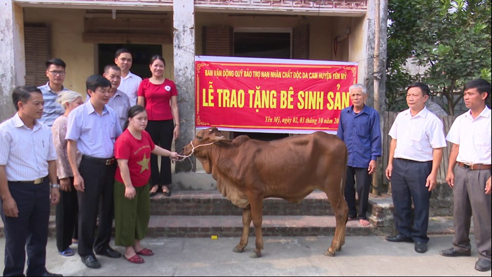   Lãnh đạo huyện trao tặng bê sinh sản cho nạn nhân da cam