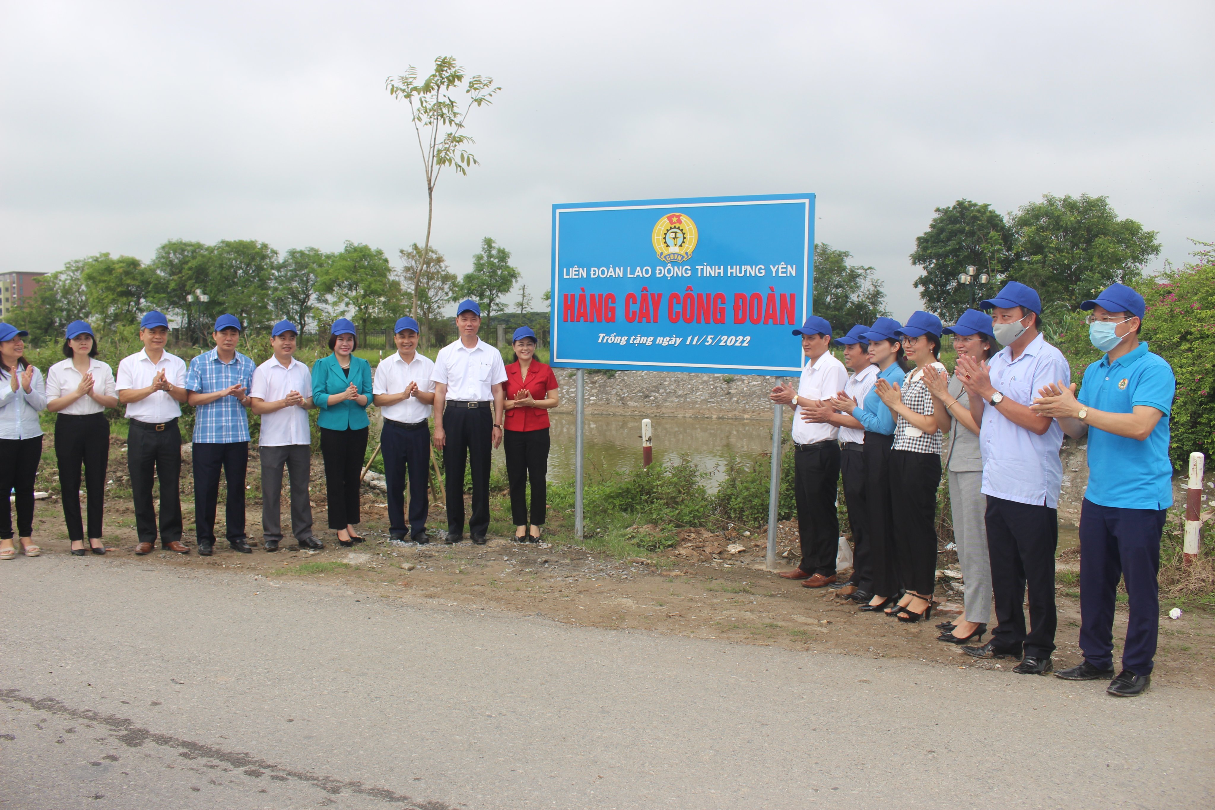   Lãnh đạo tỉnh dự trồng hàng cây công đoàn tại huyện nhà