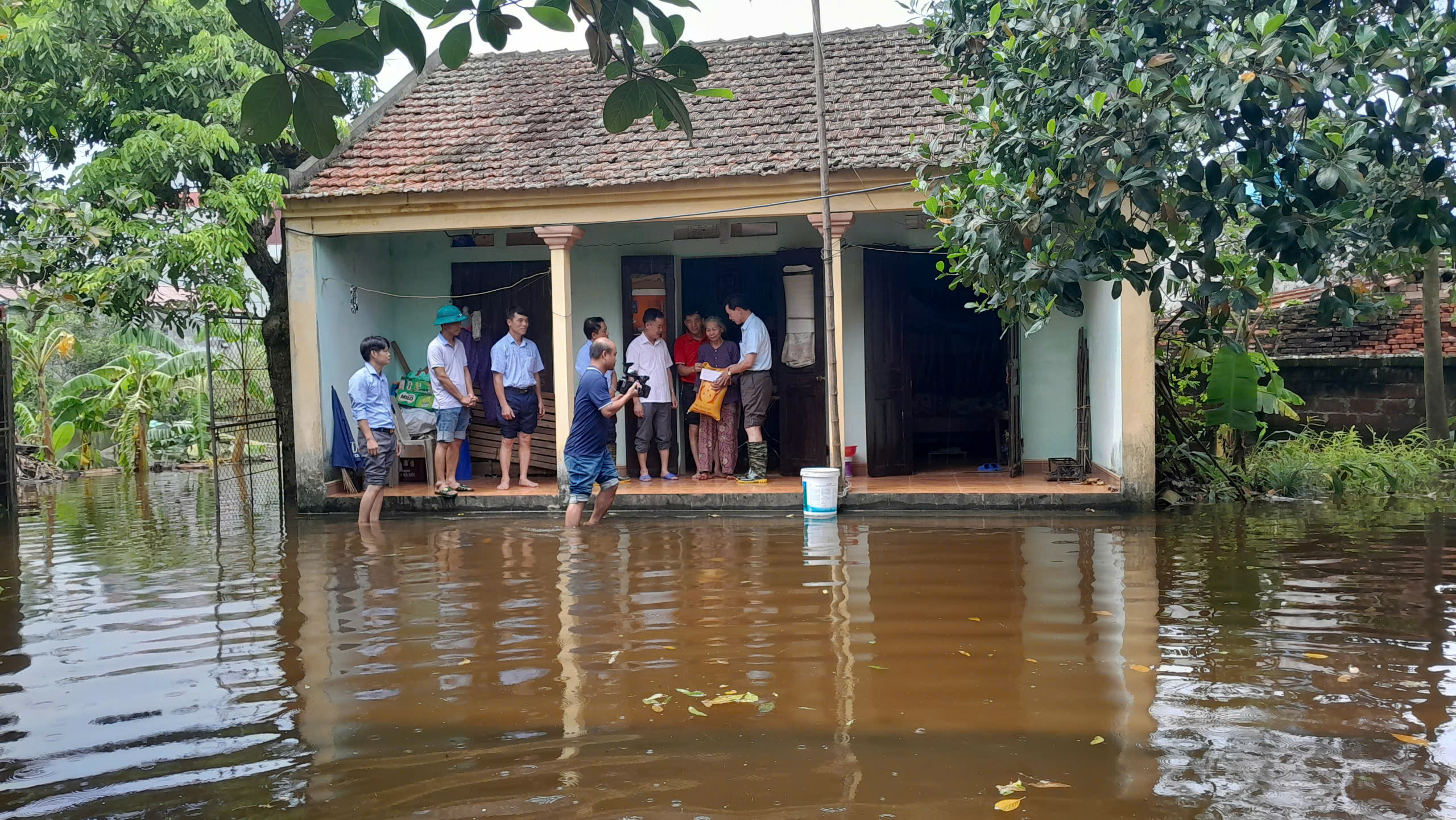   Yên Mỹ: Trao hỗ trợ 4 gia đình khó khăn bị thiệt hại do cơn bão số 3 tại các xã Minh Châu, Yên Phú, Tân Việt