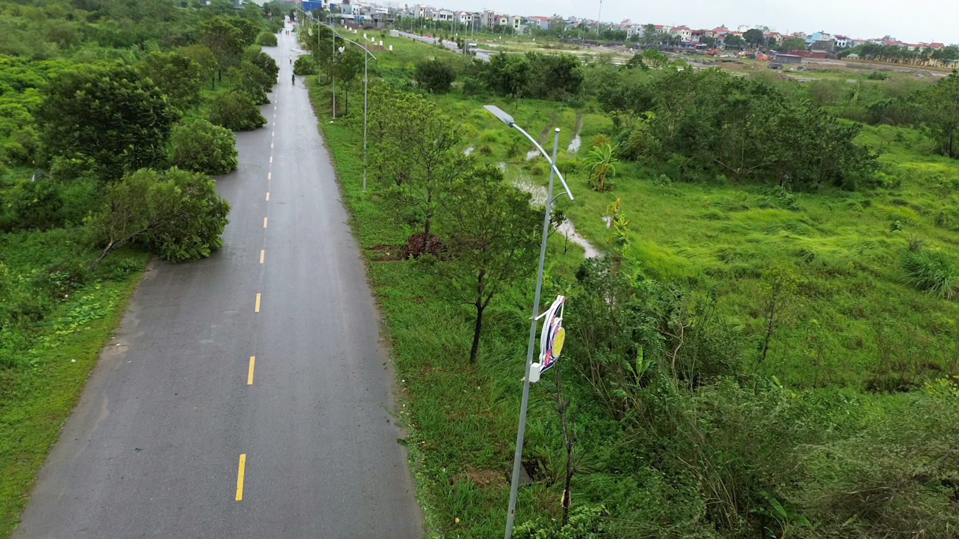   Đồng chí Đặng Xuân Lương, phó bí thư Huyện uỷ, Chủ tịch UBND huyện chỉ đạo khắc phục hậu qủa cơn bão số 3.