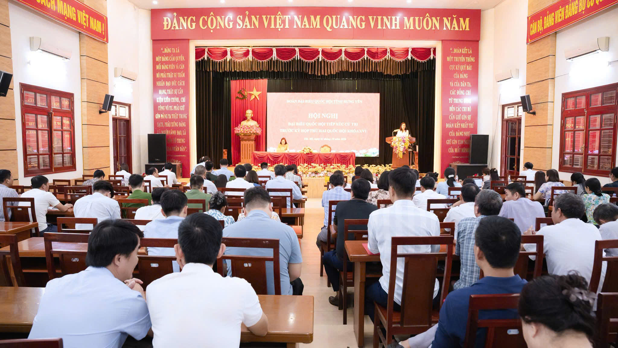 Đại biểu Quốc hội tỉnh Hưng Yên tiếp xúc cử tri xã Yên Mỹ trước kỳ họp thứ hai Quốc hội khóa XVI.