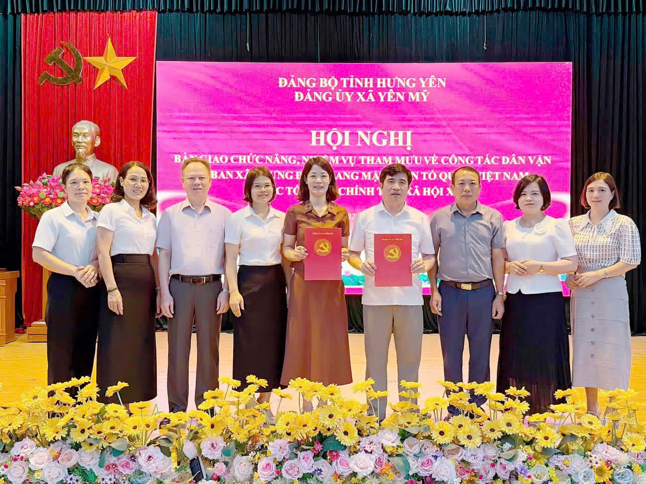 ĐẢNG ỦY XÃ YÊN MỸ BÀN GIAO CHỨC NĂNG, NHIỆM VỤ THAM MƯU VỀ CÔNG TÁC DÂN VẬN.