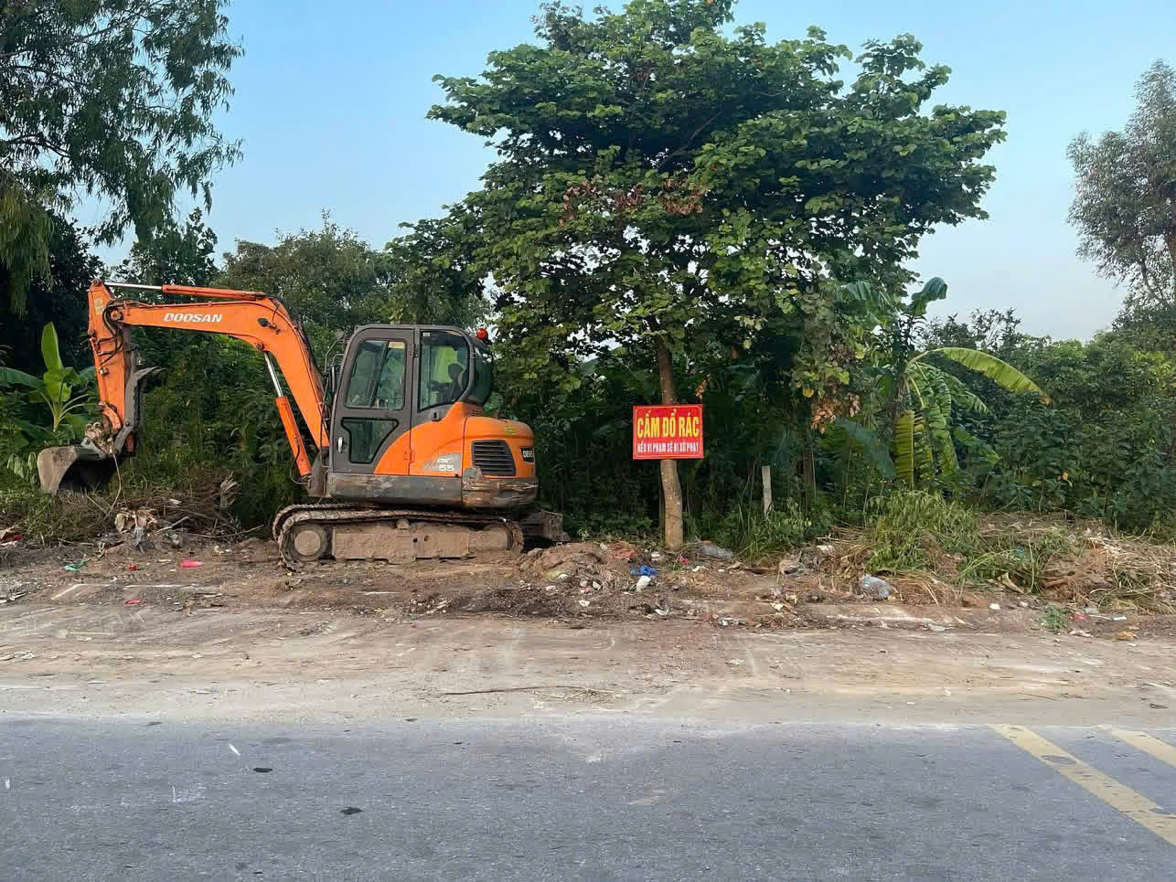 XÃ YÊN MỸ QUYẾT LIỆT XỬ LÝ CÁC ĐIỂM RÁC THẢI TỰ PHÁT TRÊN TUYẾN ĐƯỜNG ĐX45