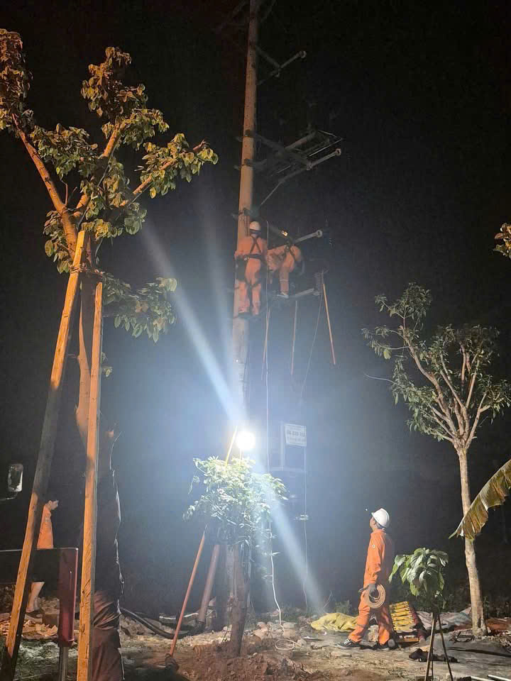 ĐIỆN LỰC YÊN MỸ NỖ LỰC KHẮC PHỤC SỰ CỐ LƯỚI ĐIỆN TRONG ĐÊM